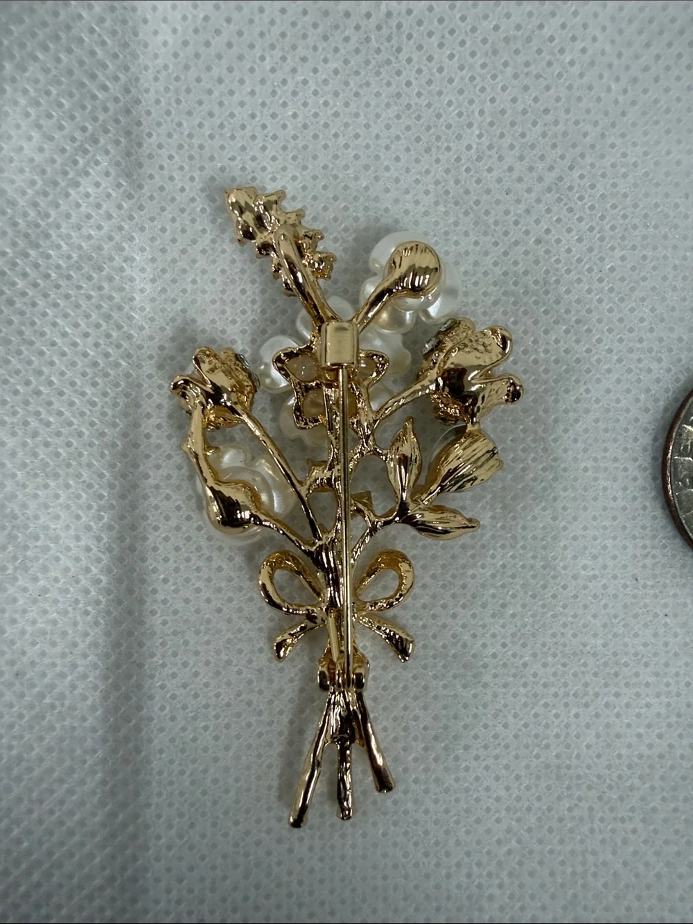NWOT Gold Tone White Floral Bouquet Brooch with Crystal Accents